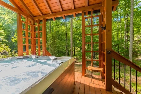 ♨️Hot Tub🔥Fire Pit🛏️King🍔Grill🌲Deck🎦ROKU📧WiFi🐟Pond🍷Wineries🏞️Waterfall