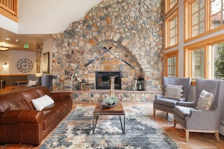 Huge Wraparound Balcony w/Beautiful Views, King Bed, Walk to Lifts, Views