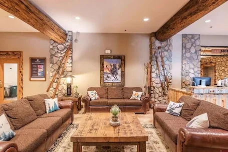 Lift Base Village – Grand Lodge Corner King Bedroom