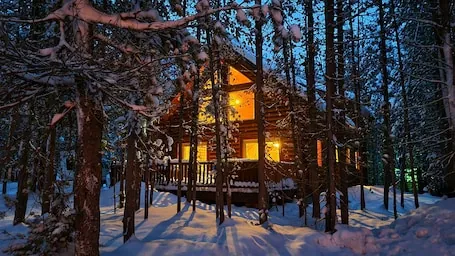Log Retreat Near Yellowstone National Park w/Hot Tub & Sauna