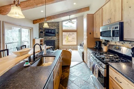 Lovely getaway minutes from ski slopes with mountain views, fireplace, & balcony