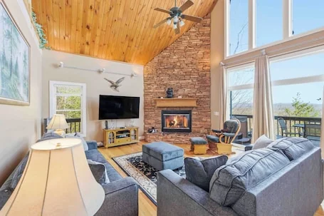 Luxury Mtn View Chalet – Spacious Chalet with Mega Mountain Views