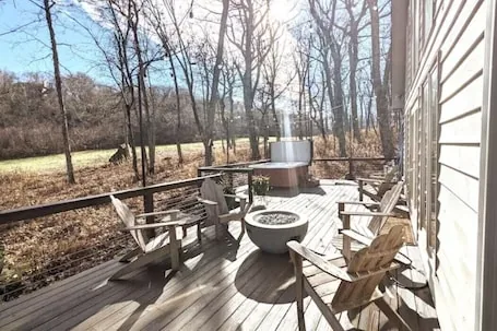 Memorial Day Discount • Hot Tub • Firepit • Grill • 4BR w/Ensuites