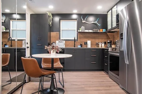 Modern Lux King Suite, w/ Hot tub, Central Omaha!