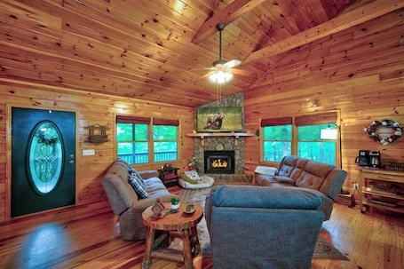 Mountain Community Home In Ellijay! Games, Private Hot Tub and Sunsets!