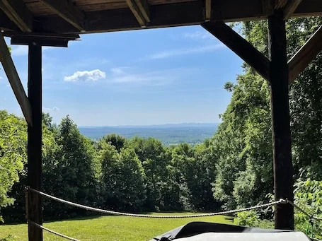 Mountain house in Fancy Gap with great room with a bar & games w/beautiful view