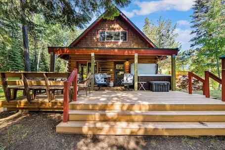 Mountain Joy – Pet Friendly – Hot Tub – River access – Trail system – Yard games – Canoe