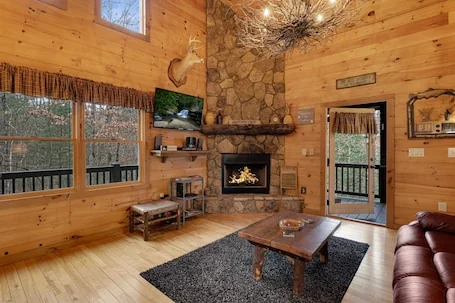 Mountain Therapy – Hot tub, gas fireplace, outdoor firepit, and comfy beds!