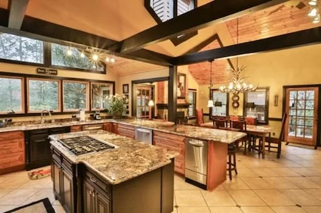 Mountain Waters Lodge – Serene Stream, Chef’s Dream Kitchen,Dog Friendly, Excellent WIFI