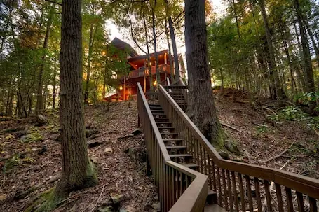 Nearby creek, cozy hot tub, pool table, and more! – Castle Creek
