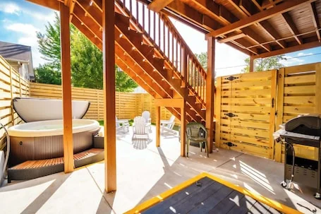 New! Louisville Lore in NuLu – 6beds!3ba! Hot Tub!