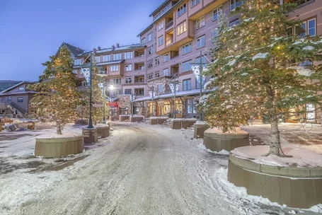 Newly Furnished Condo w/ fireplace. Easy & private Access to shared Hot Tub.