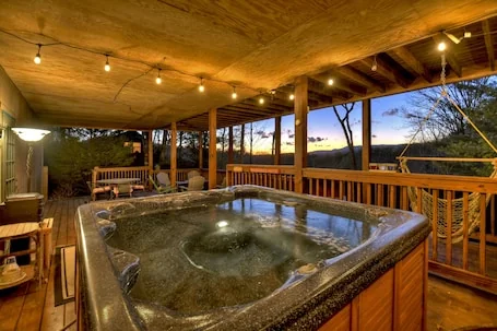 Overlook Oasis – Hot tub, firepit, and comfy king beds!