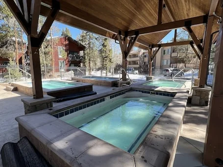 Peak 9 – Walk to Ski Slopes & Main St – Hot Tubs, Pool, Fireplace