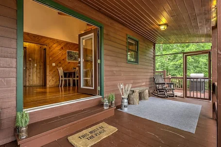 Peak-a-Blue: Hottub Movies/Mtn View/Bigfoot Bunker Game Rm/Big Deck/Fire Pit