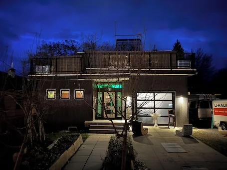 Perfect location! Downtown Beach & Ski Pad w/hot tub in the heart of Sandpoint.