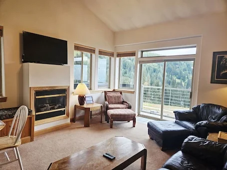 Pet-Friendly 1 bedroom + Loft – Lazier 307 Ski Condo