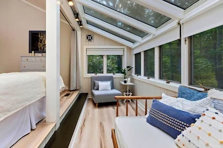 Pet-Friendly Snowflake Inn: Cozy Retreat with Sauna, Jacuzzi & Family Fun!