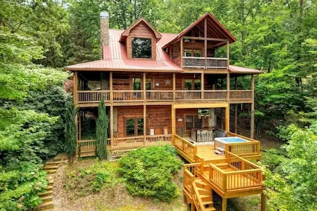 Pet-friendly, steamy hot tub, pool table, firepit – Almost Heaven