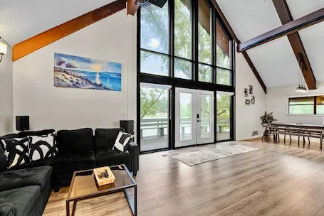 Private Lakefront Retreat – Hot Tub, Pets & Kayaks