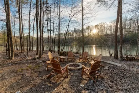 ☀︎PRIVATE ☀︎LAKEVIEW ☀︎3 KING BEDS ☀︎HOT TUB ☀︎FIRE PIT ☀︎KAYAKS ☀︎SWIM ☀︎FISH ☀︎GRILL