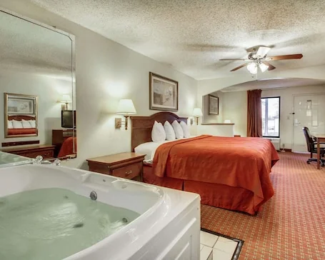 Quality Inn & Suites Clinton – Jackson West