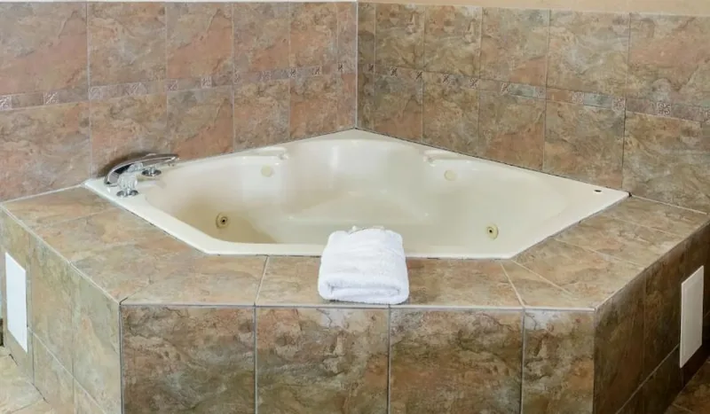 Quality Suites Burleson – Ft. Worth
