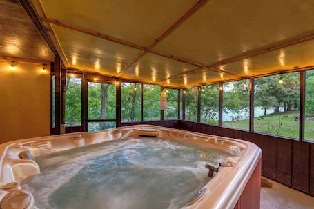 River & Mtns Retreat w/ Hot Tub, Kayaks & Fire Pit