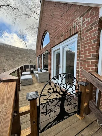 Romantic or Family Vacay w/ Stunning Mtn Views & Hot Tub near Crabtree Falls