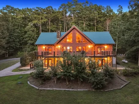 Secluded Lodge w/Mountain Views, Hot Tub, Firepit, Game Room – 2mi to Helen, GA