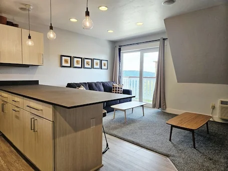Selkirk Bungalow – Sleeps 8 Family-Friendly Suite