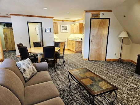Selkirk Premier King – Balcony Suite with Views