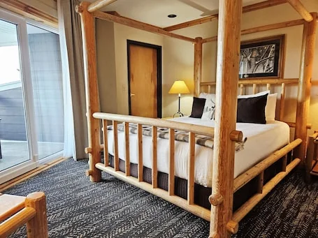 Selkirk Premier Queen – Top Floor 1 Bedroom Retreat