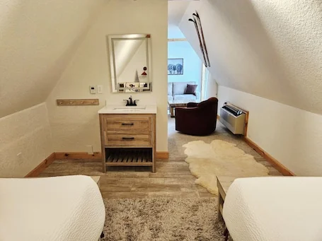 Selkirk Split King – Family Suite with Balcony