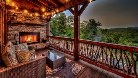 Sleepy Bear Hideaway – Close to Train, Mountain Views, Hot Tub