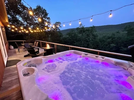 Starstone Chalet – Hot Tub! Mountain Views!