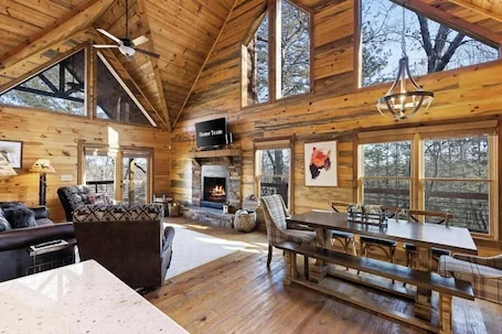 Stunning Views! Sleeps 10 – Hot Tub – 2 Fireplaces