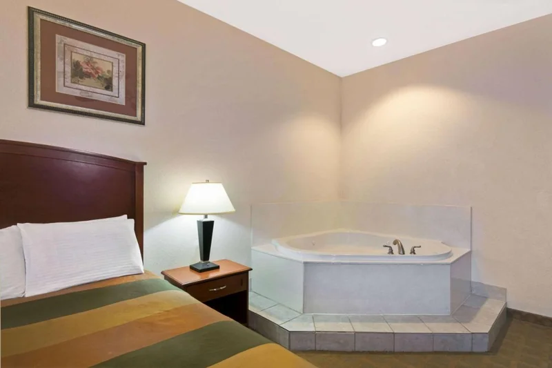 Super 8 by Wyndham Austin Airport South