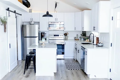 The Black Bird Bungalow -Charming Modern-Vintage Flair – Spa & Fireside