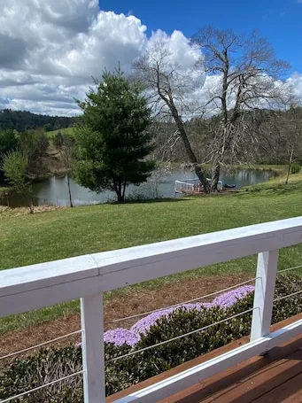 The Clubhouse–studio in bucolic, country setting w/hiking trails, pond, hot tub