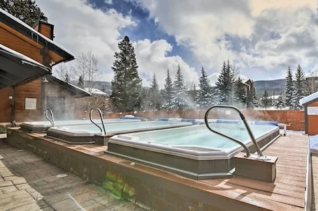 The Mogul Hut – Sleeps 7 – King + Queen + Bunks & Twin – Indoor Pool & Hot Tubs