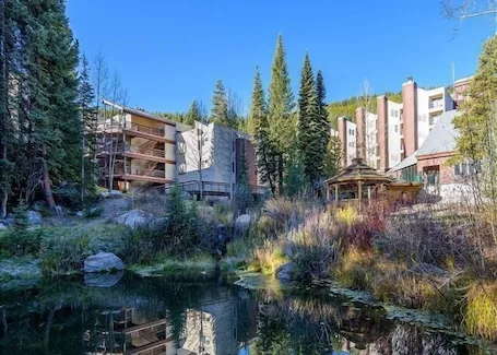 Top floor Ski in/out condo by Corridor Run, pool, hot tub access REMODELED