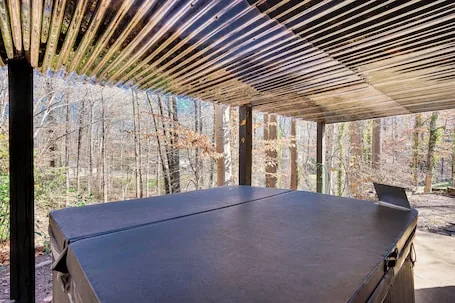 Tranquil 1-bed apt sleeps 4 overlooking Indian Creek Gorge w/ WiFi, AC & hot tub