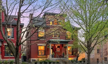 Upscale Victorian Retreat UL/Downtown HotTub Fireit Pool Speakeasy Lux Amenities