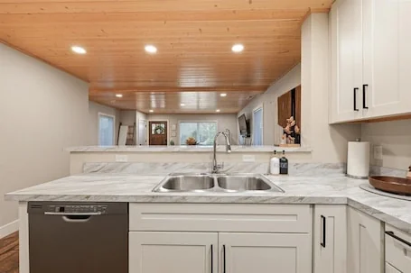 *Walk To BSU*HotTub*Parking*300Mbps*Smart TV*W/D*A/C