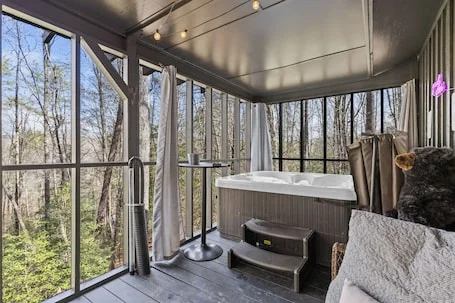 Warm & Welcoming Blue Ridge Retreat Hot Tub & Firepit Near Downtown