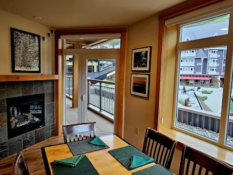 White Pine 206 – Ski-In/Out 2 Bedroom with Wraparound View