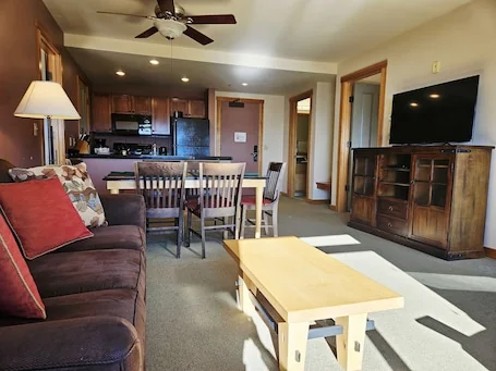 White Pine 412 – Family 2BR Sleeps 7 with Balcony