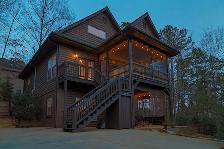 Woodland Lodge – Spacious Retreat Near Downtown