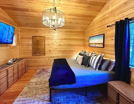 YELLOWSTONE’S BEST King sized bed & private bathroom! Dog friendly! HOT TUB!